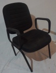 Cadeira com estrutura em ferro, estofado na cor preta. Um dos pés está empenado. Medida: 87 x 53 x 53 cm.