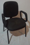 Cadeira com estrutura em ferro na cor preta. Medida: 89 x 60 x 53 cm.