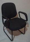 Cadeira de escritório estrutura em ferro na cor preta estofamento na mesma cor, medindo 88 x 59 x 54 cm.