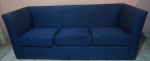 Sofá de três lugares com três almofadadas sofás na cor azul, medindo 80x2,02x83 cm.