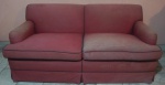 Sofá de dois lugares com almofadas soltas na cor vermelha, medindo 75x166x89 cm. No estado.(CAD 1 /L130)