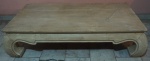 Mesa de centro de madeira maciça com bordas recortadas e ranhura de acabamento 43x1,53x77 cm.