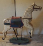 Cavalo de carrossel de madeira policromada, medindo 135 x 127 x 27 cm. No estado.(COD 10107)