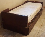 Linda bicama em madeira nobre, acompanha dois colchões a cama inferior com rodízios, medindo 63x2,16x90 cm.(cad 10487 l 098)