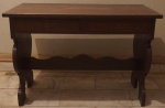 Mesa em madeira maciça com trava horizontal e base recortada tampo precisa de lixamento e lustração com duas gavetas, trava fixada com cunhas, medindo 76x1,10x59 cm.