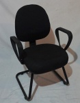 Poltrona estruturada em ferro, assento e encosto na cor preta, medindo 90 x 61 x 54 cm.