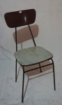Cadeira com estrutura em ferro, assento e encosto em fórmica branca e vermelha, medindo 89 x 40 x 35 cm. No estado. Compensado desfolhando.