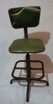 Cadeira giratória de escritório, estrutura em ferro, assento e encosto em courvin verde, medindo 110 x 45 x 50 cm. Danificada.