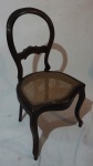 Cadeira em madeira nobre, assento em palha sintética, medindo 97 x 50 x 46 cm. Encosto com dano na madeira, necessita restauro.