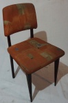 Cadeira com estrutura em madeira, assento e encosto em tecido, medindo 84 x 40 x 44 cm. Necessita restauro.