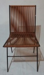 Cadeira com estrutura em ferro maciço redondo na cor preta, assento e encosto em tubete plástico na cor laranja, medindo 83 x 41 x 47 cm. Necessita pintura.