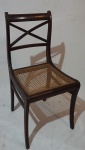 Cadeira estilo inglês em madeira nobre medindo 88 x 39 x 45. Necessita restauro.
