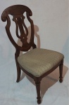 Cadeira em madeira nobre , encosto em formato de ripa, assento estofado na cor creme, medindo 108 x 54 x 50 cm.