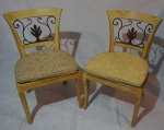 Par de cadeira em madeira pintadas na cor amarela, encosto com detalhe em ferro, almofadas soltas, medindo 85 x 54 x 48 cm. Apresenta marcas do tempo.