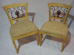 Par de cadeira em madeira pintadas na cor amarela, encosto com detalhe em ferro, almofadas soltas, medindo 85 x 54 x 48 cm. Necessita restauro.