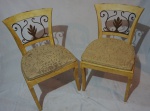Par de cadeira em madeira pintadas na cor amarela, encosto com detalhe em ferro, almofadas soltas, medindo 85 x 54 x 48 cm. Necessita restauro.