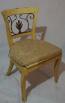 Cadeira em madeira pintada na cor amarela, encosto com detalhe em ferro, almofadas soltas, medindo 85 x 54 x 48 cm. Necessita restauro.