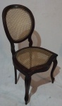 Cadeira medalhão em madeira nobre e palha sintética, medindo 97 x 47 x 45 cm.