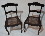 Par de cadeira estilo inglesa em madeira nobre, encosto vazado e assento em palha indiana, medindo 57 x 45 x 42 cm.