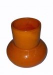 Pequena jarra em cerâmica vitrificada na cor laranja, medindo 10 cm de altura e 11 cm de diâmetro. No estado, apresenta rachaduras.