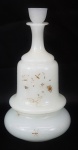 Garrafa para toilette em opalina na cor branca  com detalhes em relevo de borboletas, parte de baixo virá bowl. Medidas :  garrafa 24 cm  bowl  16 cm diâm.  Alt. total 29 cm.