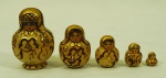 Matrioska russa, em madeira, nas cores bege e dourada, com 5 bonecas. Original de Moscou. Med. 8 x 7 cm (maior).
