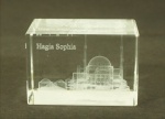 Peça decorativa em cristal, reproduzindo Basílica de Santa Sofia (Hagia Sophia). Original de  Istambul, Turquia. Med. 4 x 6 cm.