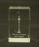Peça decorativa em cristal, reproduzindo Sky Tower Auckland. Original da Nova Zelândia. Med. 6 x 4 cm.