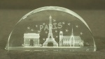 Peça decorativa em cristal, reproduzindo cenas de Paris. Original Paris. Med. 9 x 4 cm.
