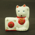 Porta incenso em porcelana, representando gato japonês da sorte. Med. 6 x 6 cm.