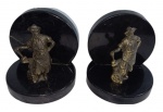 Par de serre - livre representando Figura de Gaúchos, em bronze dourado com base em mármore negro ( 1 com mármore colado). Medidas 13 x 13 cm. cada.