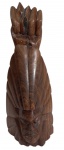 Escultura esculpida em jacarandá com Figura de Indio com Cocar no formato de figa. Alt. 28 cm.