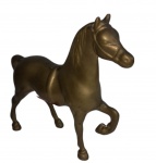 Escultura em bronze dourado representando Cavalo. Medidas 14 x 13 cm.