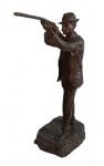 P. RIGUAL. Escultura em bronze patinado representando Atirador . Alt. 39 cm. Assinada.