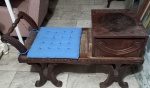 Mesinha para telefone em madeira de lei , com palhinha indiana , acompanha almofada . Medidas 69 x 111 x 47 cm.