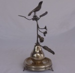 Paliteiro de banquete  de prata  contrastada,  representando "Pássaro do Paraíso e Frutas". Medida: 27 cm de altura, pesando 413 g. RETIRADA EM COPACABANA COM AGENDAMENTO.