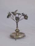 Paliteiro de prata  contrastada, representando "Pássaro e Flores". Medida: 20 cm de altura, pesando 513 g. RETIRADA EM COPACABANA COM AGENDAMENTO.