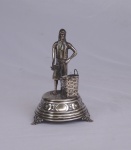 Paliteiro de prata  contrastada, representando "Pescador". Medida: 13 cm de altura, pesando 135 g. RETIRADA EM COPACABANA COM AGENDAMENTO.