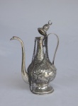 Bule de chá em prata contrastada. Medida: 29 cm de altura, pesando 657 g. RETIRADA EM COPACABANA COM AGENDAMENTO.