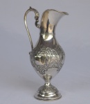 Belíssima jarra de água em prata contrastada, altura 34 cm, pesando 729 g. RETIRADA EM COPACABANA COM AGENDAMENTO.