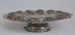 Fruteira de metal espessurada à prata, decorada com águia bicéfala e flores, altura de 10 cm e largura de 36 cm, pesando 1.118 g. RETIRADA EM COPACABANA COM AGENDAMENTO.