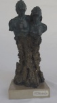 Tasasola - Escultura, em resina,  representando casal, com 30 cm de altura. RETIRADA EM COPACABANA COM AGENDAMENTO.