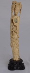 Imponente gueixa de marfim oriental esculpido e apoiado sobre peanha em madeira ricamente trabalhada, medindo 35cm de altura total. RETIRADA EM COPACABANA COM AGENDAMENTO.