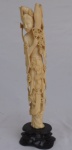 Imponente gueixa de marfim oriental esulpido e apoiado sobre peanha em madeira ricamente trabalhada, medindo 35cm de altura total. RETIRADA EM COPACABANA COM AGENDAMENTO.