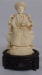 Escultura, em marfim oriental, representando Dignatário assinada e apoiada sobre peanha em madeira ricamente entalhada, medindo  16 cm de altura total. RETIRADA EM COPACABANA COM AGENDAMENTO.