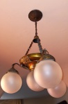 Luminária em metal dourado para quatro lâmpadas, medindo 70 cm de altura e 47 cm de largura. RETIRADA COM AGENDAMENTO EM COPACABANA.