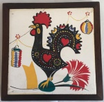 Porta bandeja em Jacarandá, decorado com azulejo português (apresenta algumas rachaduras) medindo 17 x 17 cm.
