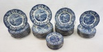 Aparelho inglês de porcelana SCLTTISH LOCHS - UNICORN TABLE WARE, decoração na tonalidade azul ,composto de: 12 pratos fundos ( 22 cm cada), 24 pratos rasos( 25 cm); 12 pratos para sobremesa ( 20 cm( e 12 pratos para pão (17 cm).  Total 60 peças.