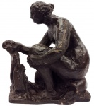 PIERRE- AUGUSTE RENOIR (Limoges, França, 1841 - Cagnes-sur-Mer, França, 1919). "L'eau - La petite laveuse accroupie". Escultura em terracota, medindo 27 cm de altura , base 22 x 13 cm. Assinada e marca de fundição.