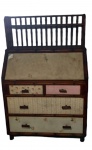 Cômoda/papeleira em bambu com partes forradas em tecido, com 2 gavetas e 2 gavetões, superior com estante vazada . Medidas 140 x 88 x 48 cm.